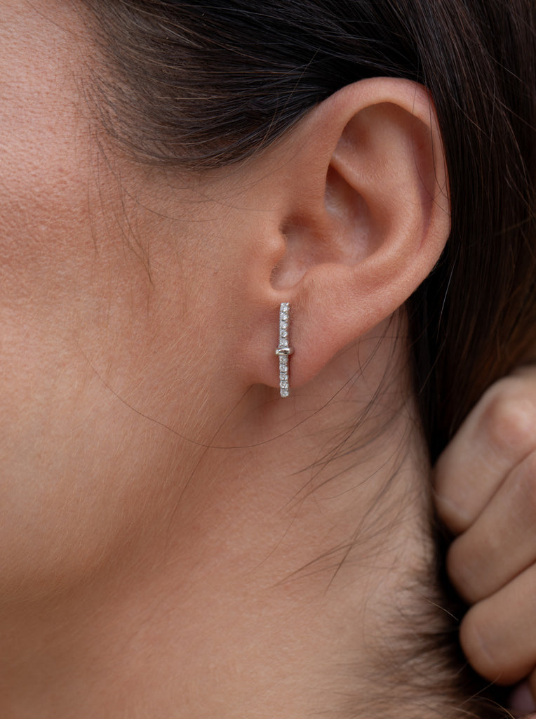 Petites boucles d'oreilles linéaires en zircon cubique