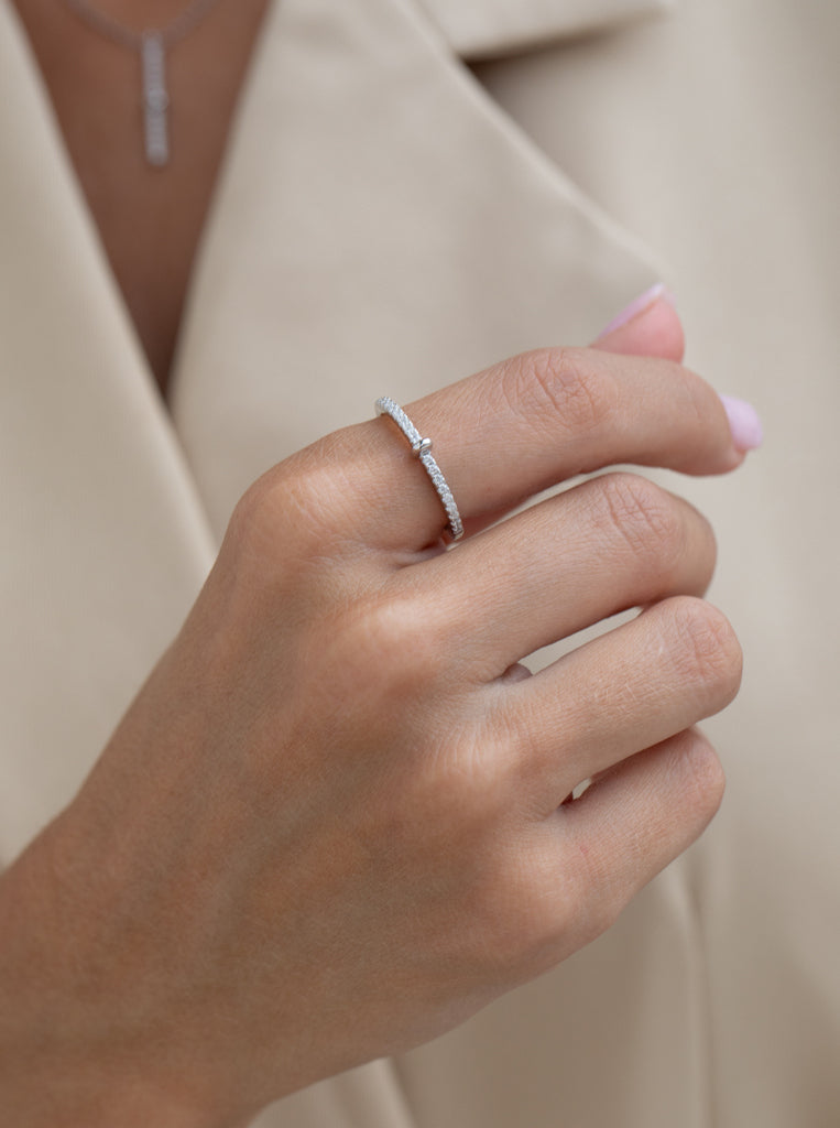 Bague fine ornée d'oxydes de zirconium linéaires