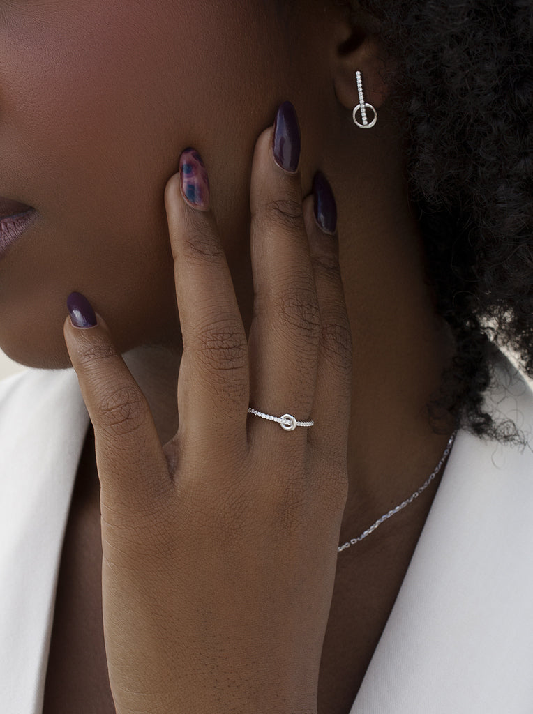 Anillo fino con circonitas lineal y circulo