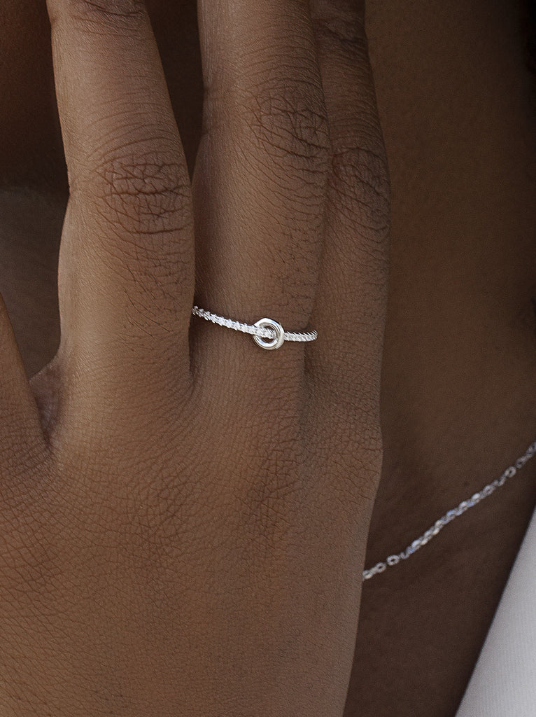 Anillo fino con circonitas lineal y circulo