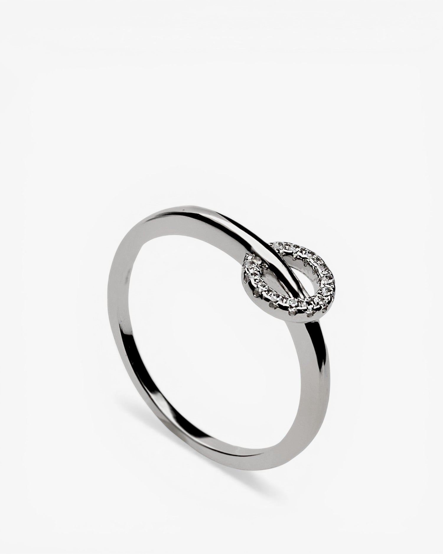 Anillo fino con circonitas diseño circular