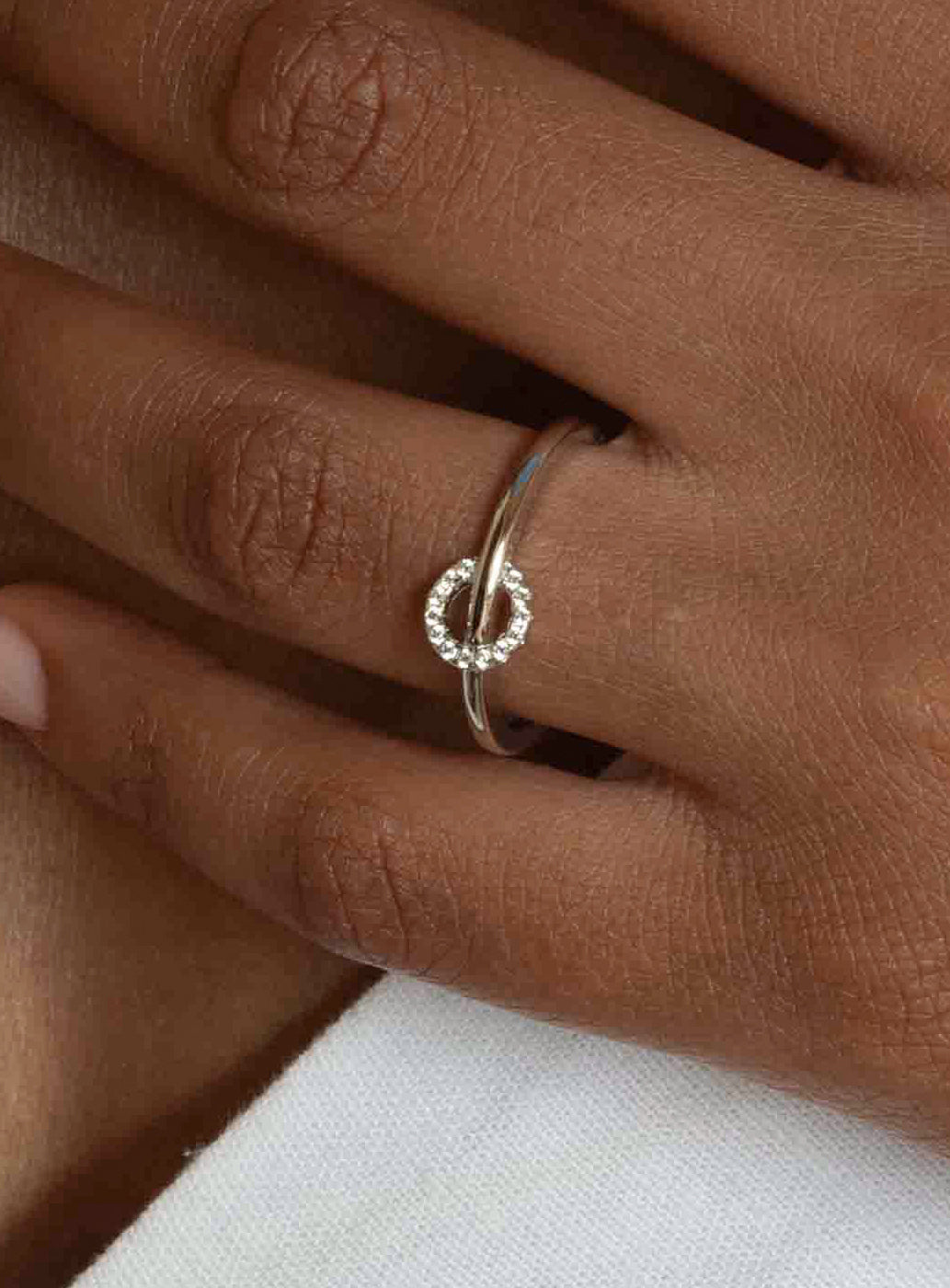 Anillo fino con circonitas diseño circular