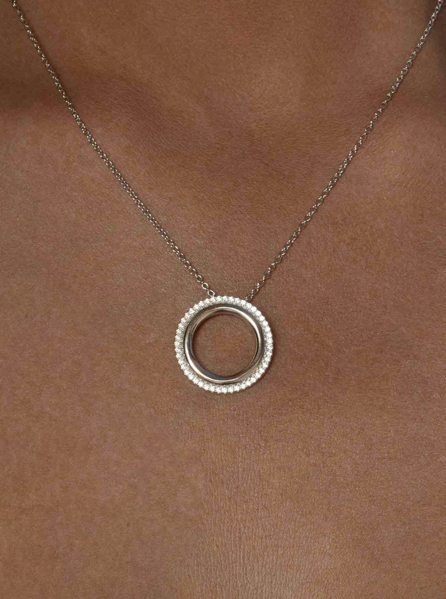 Collar circulo doble con circonitas