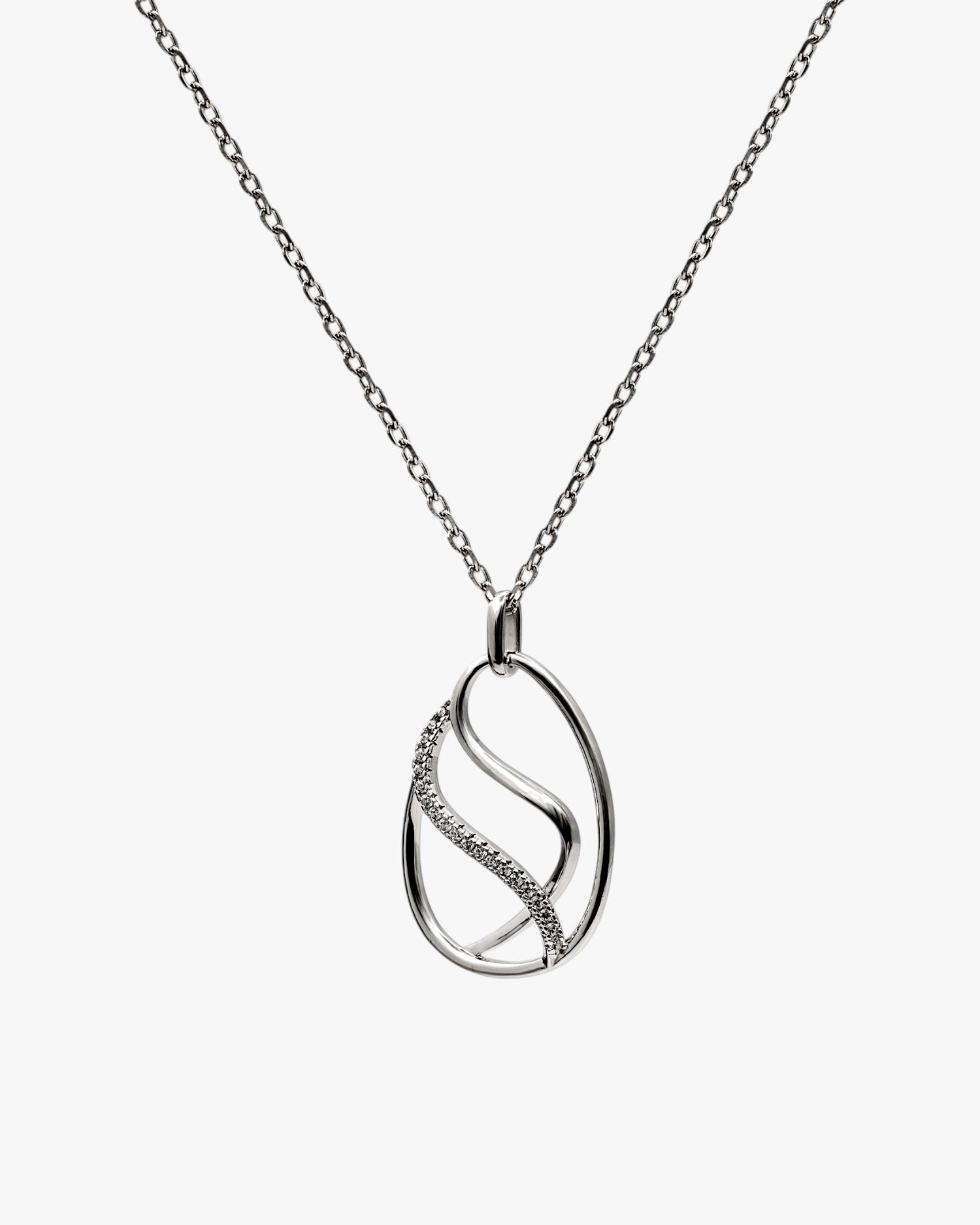 Collar de plata pequeño con disseño lineal enredado con circonitas