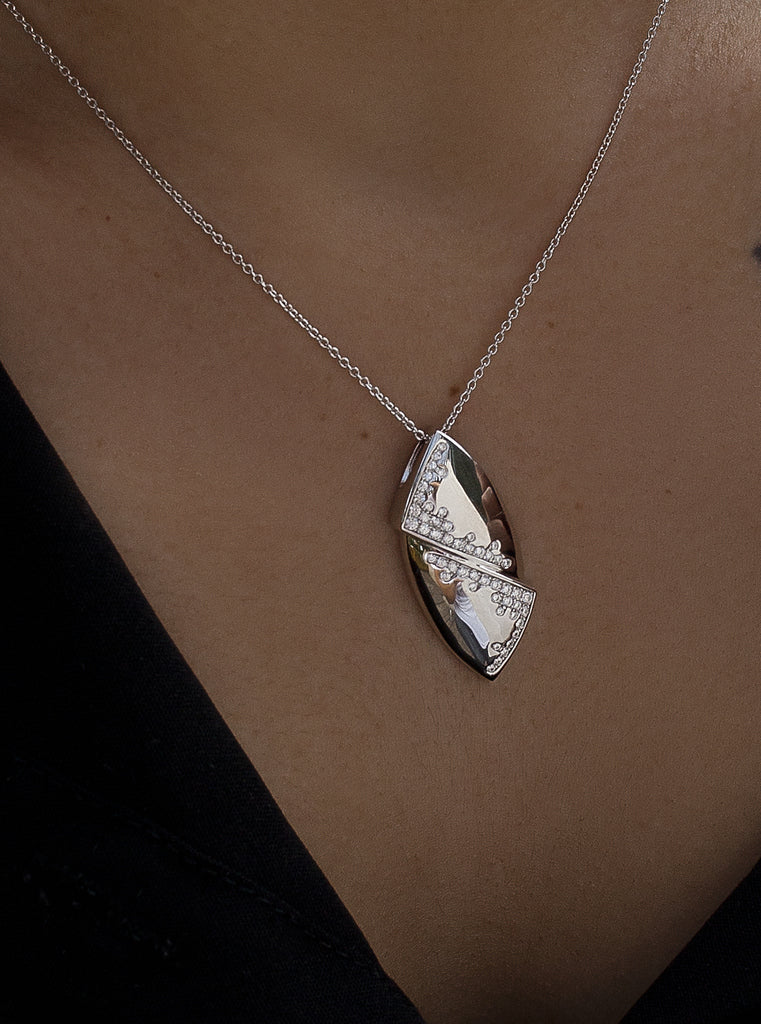 Colgante brillante en plata de diseño curvado