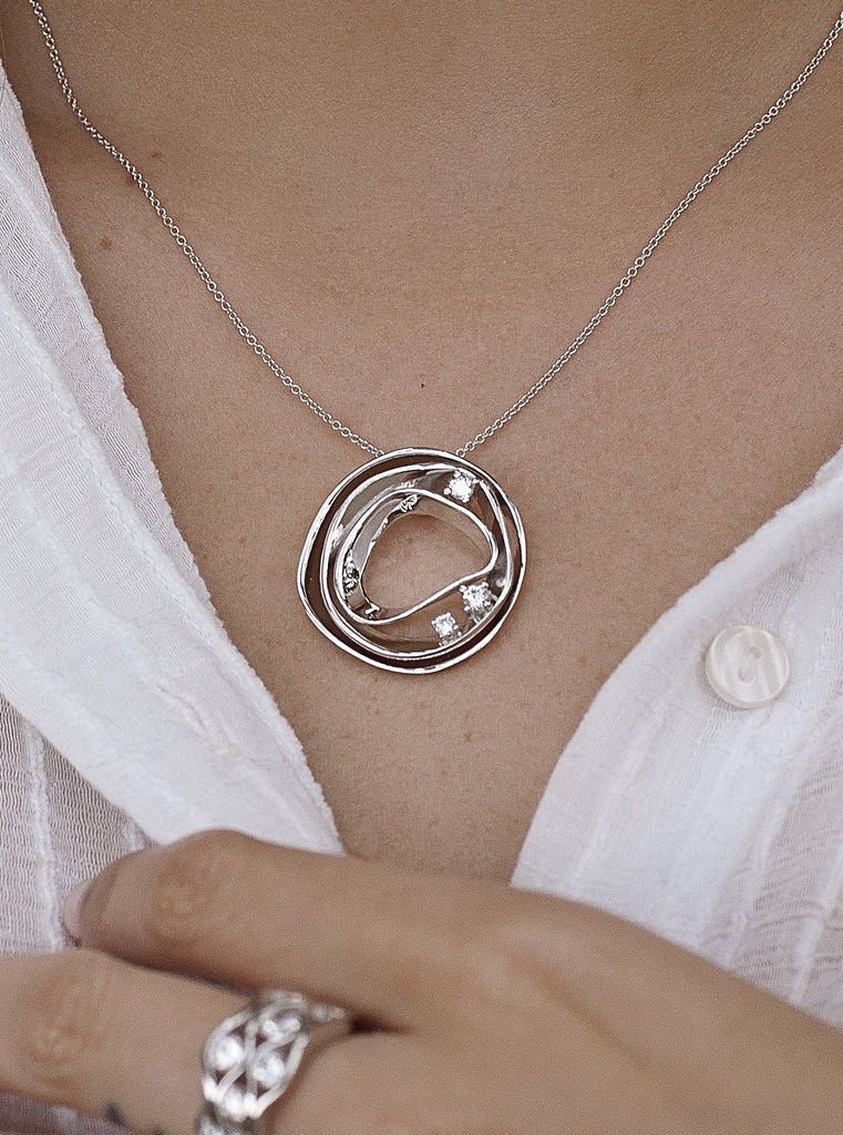 Colgante brillante con diseño contemporáneo y elegante