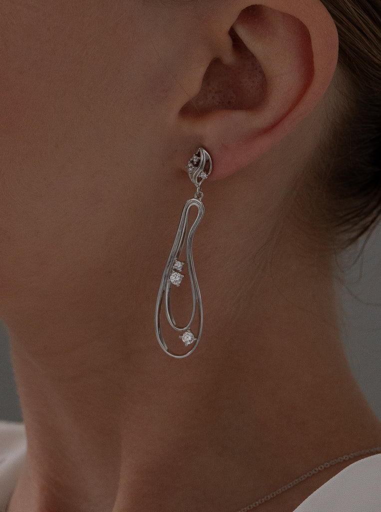 Longues boucles d'oreilles en argent au design organique