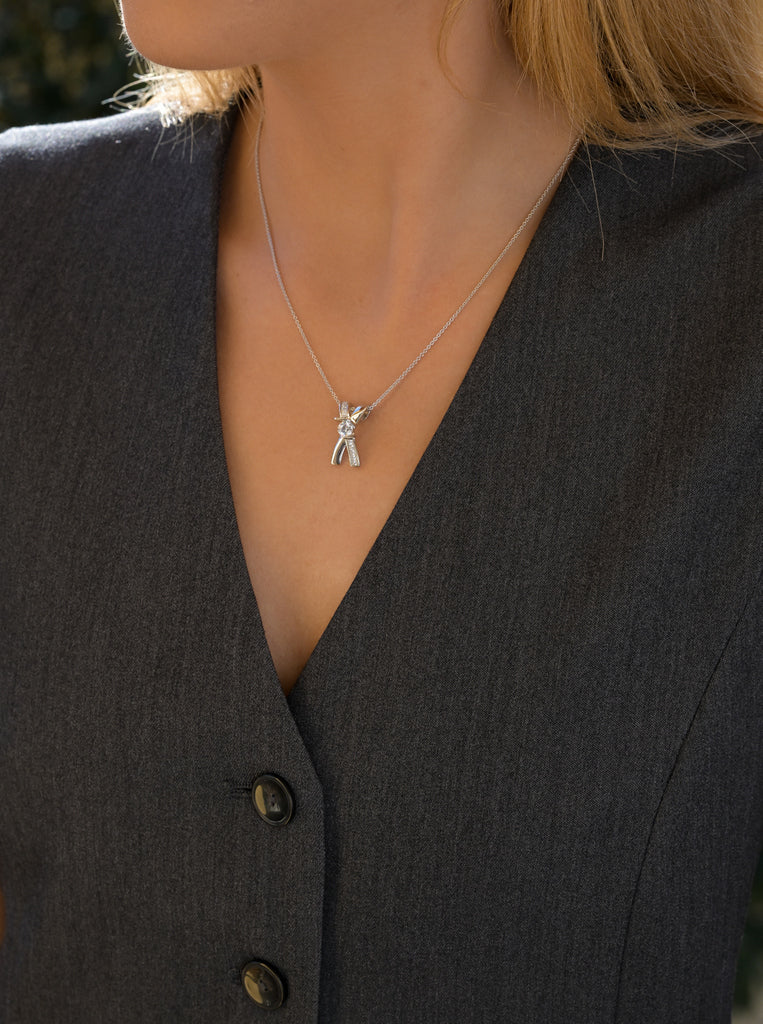 Colgante brillante con diseño cruzado y circonitas