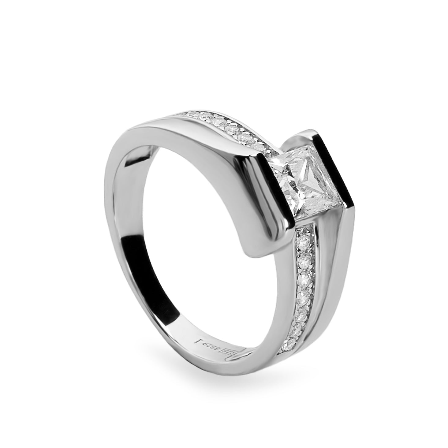 Anillo de plata geométrico con circonitas