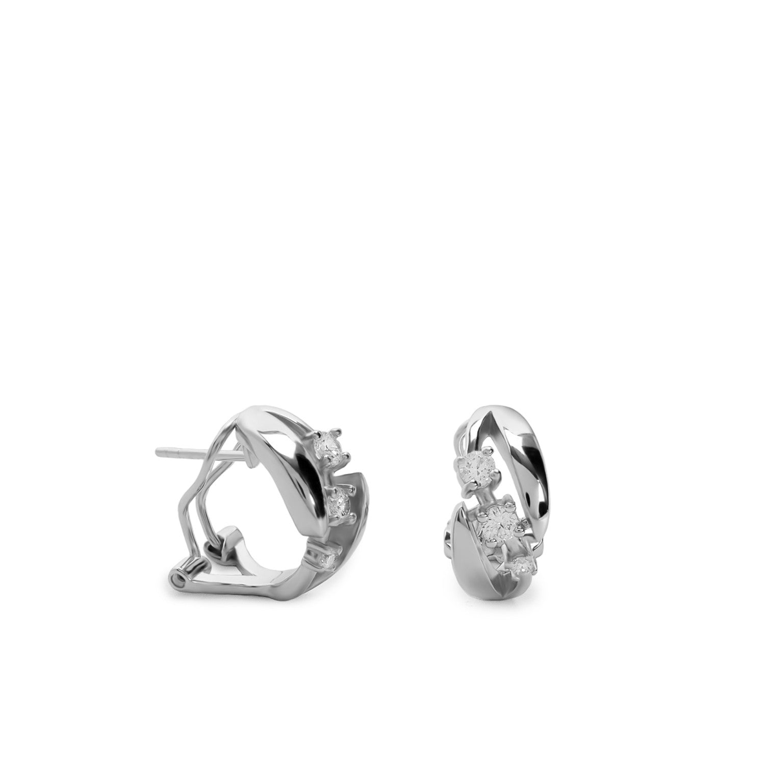 Boucles d'oreilles fermeture omega avec tres zircons et design incurvé