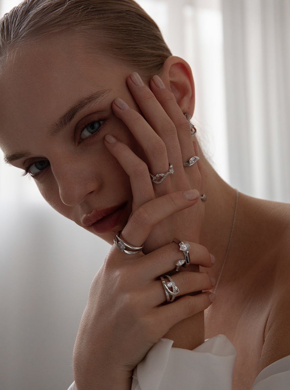 Anillos criconitas de plata con circonita central diseño enredado