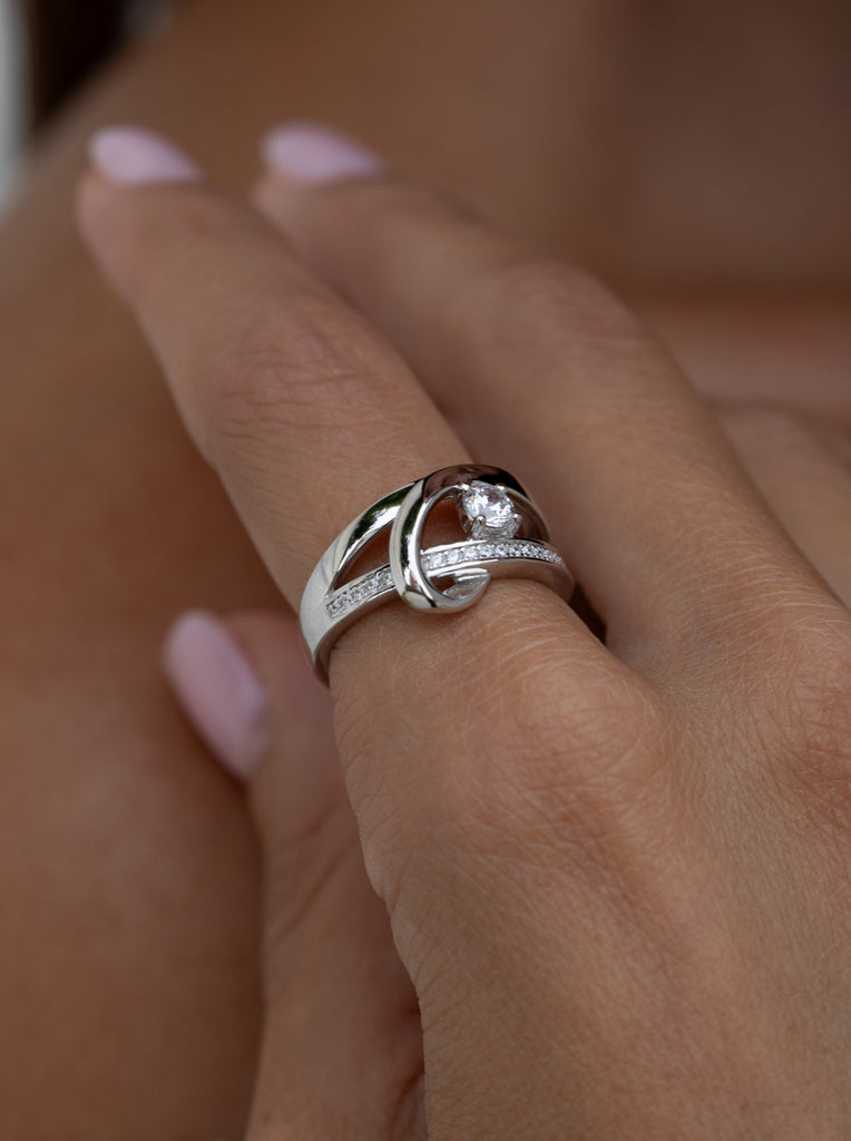 Anillos criconitas de plata con circonita central diseño enredado
