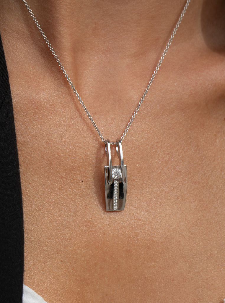 Colgante brillante de plata con diseño elegante