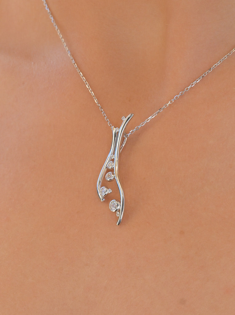 Elegant curved pendant with a sparkling finish