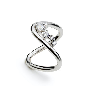 Anillo de plata curbado con circonitas