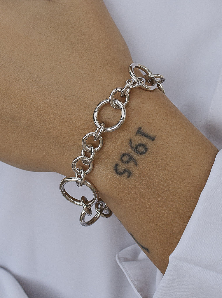Pulsera eslabones plata diseño dinámico y moderno