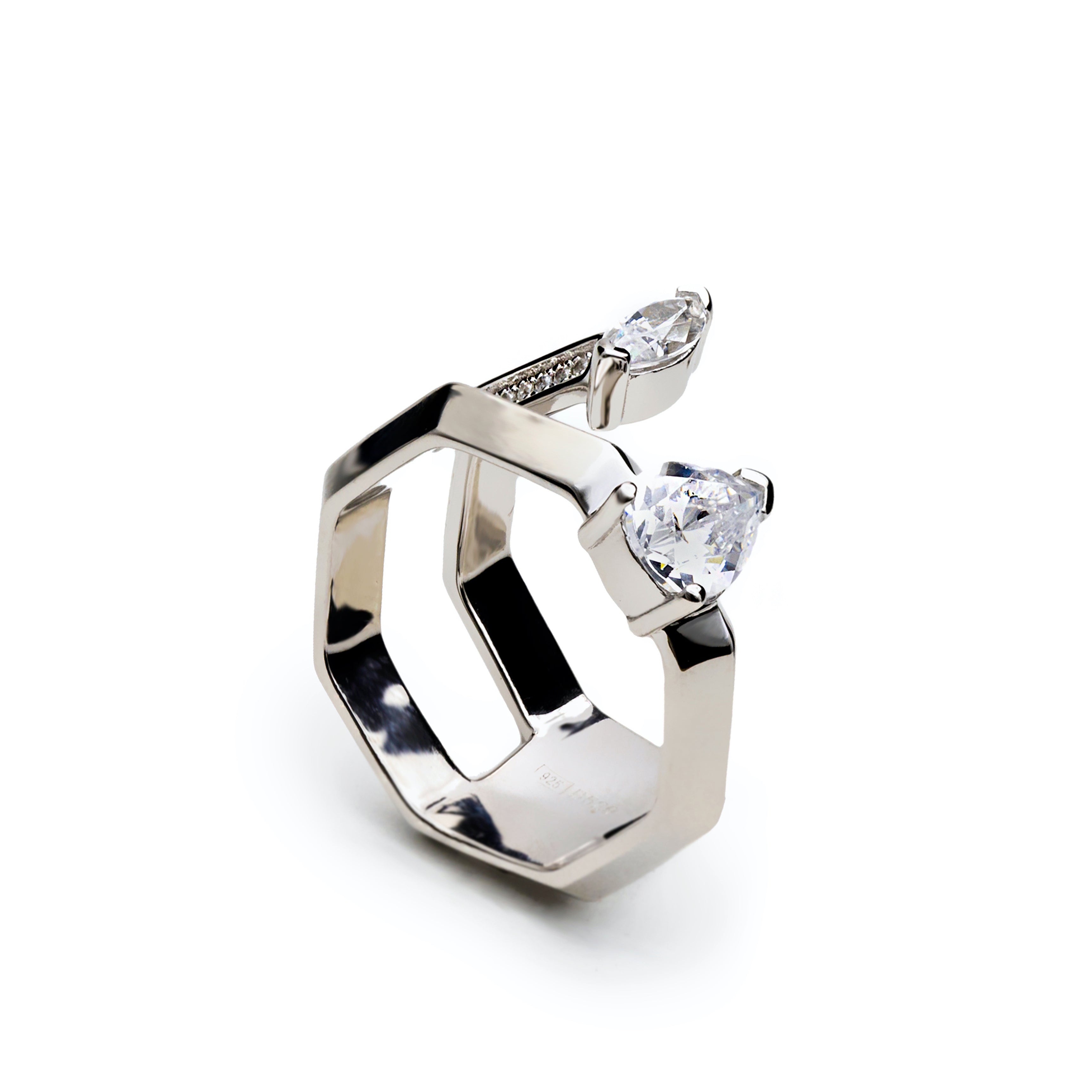 Anillo de diseño original en forma hexagonal con circonitas