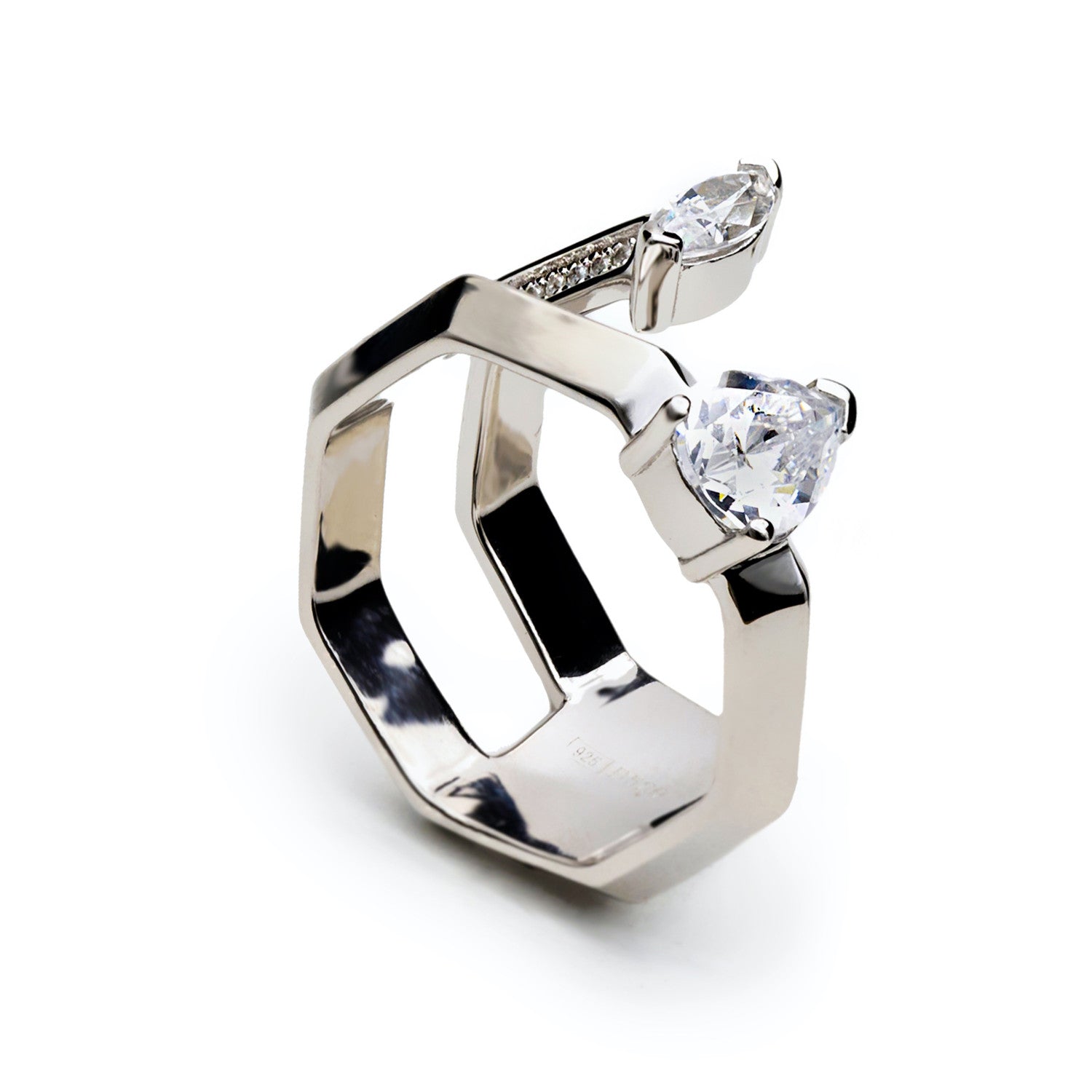 bague de design original de forme hexagonale avec zircons