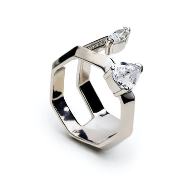 Anillo de diseño original en forma hexagonal con circonitas