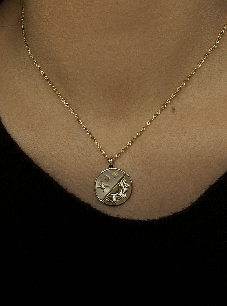 Collar medalla diseño sol combinado con nácar