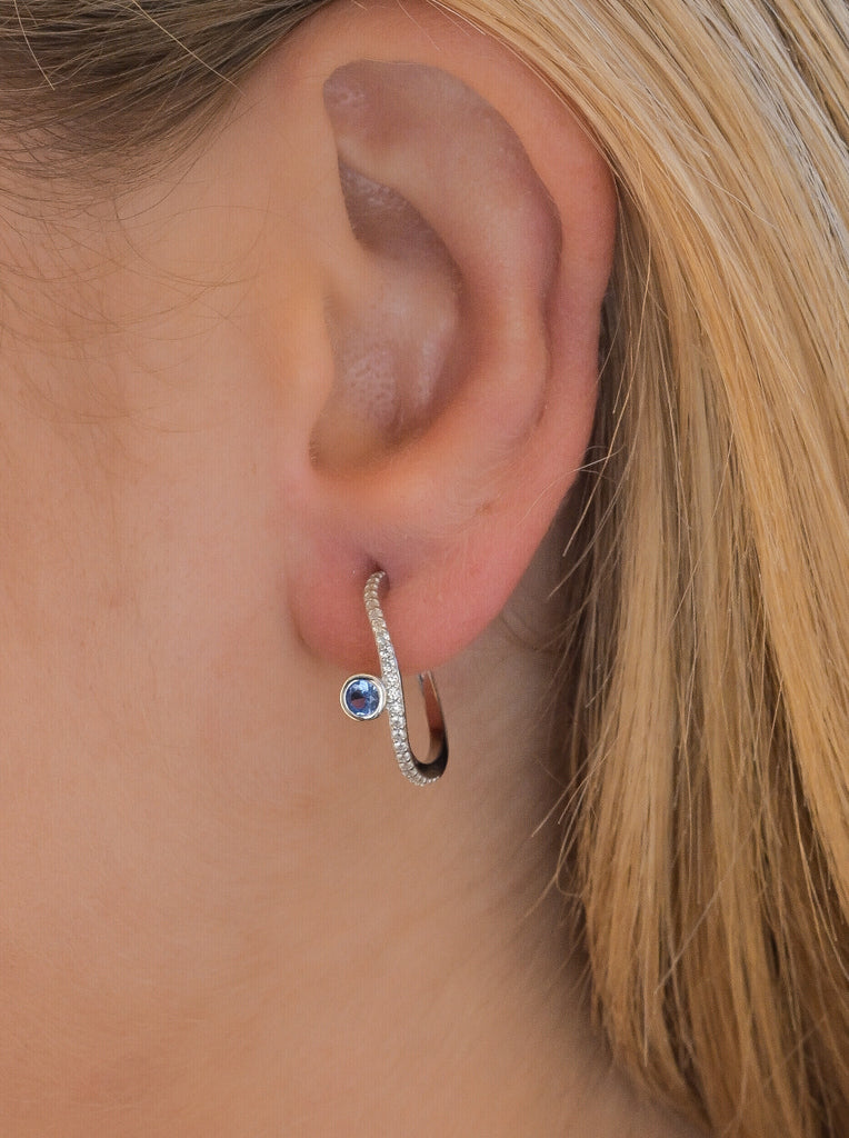 Pendientes de aro elegantes en plata con circonitas y piedra azul