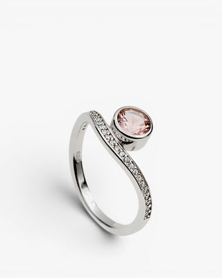 Bague en argent ornée d'un zircon cubique et d'une pierre rose