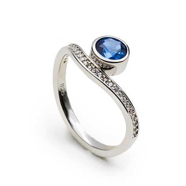 Anillo de plata con circonitas y piedra azul