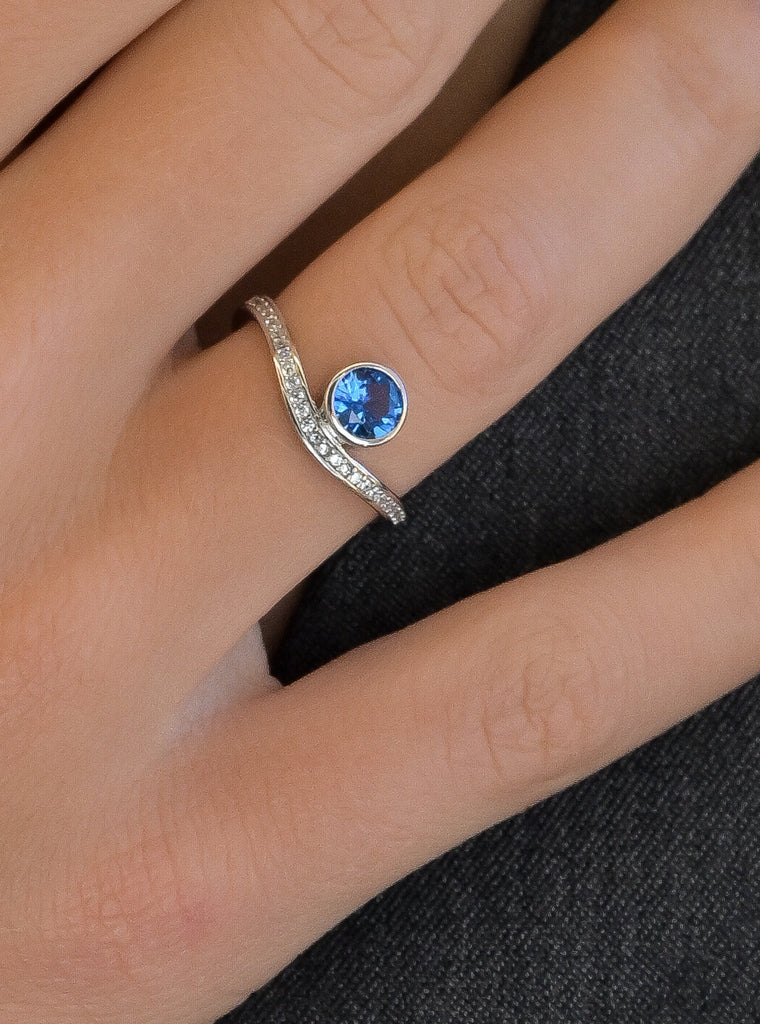 Anillo de plata con circonitas y piedra azul