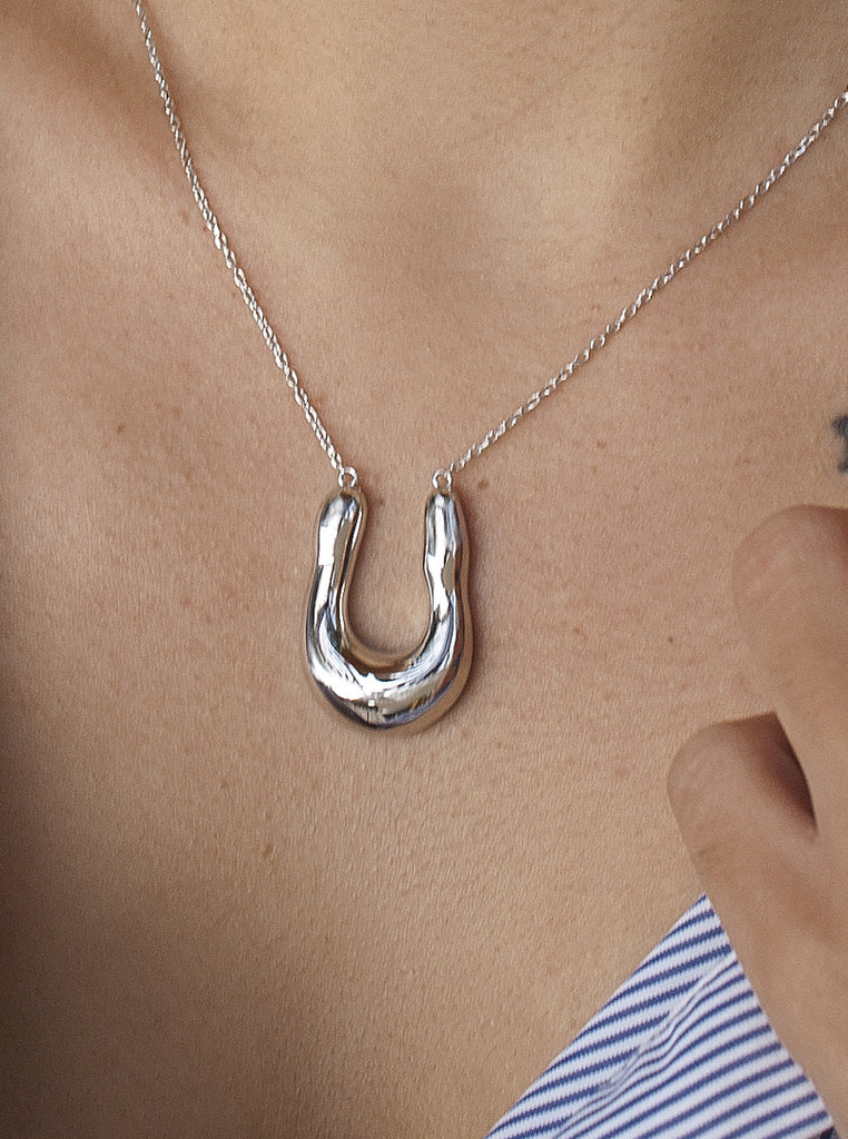 collier de argent en forma de u irrégulier liquido