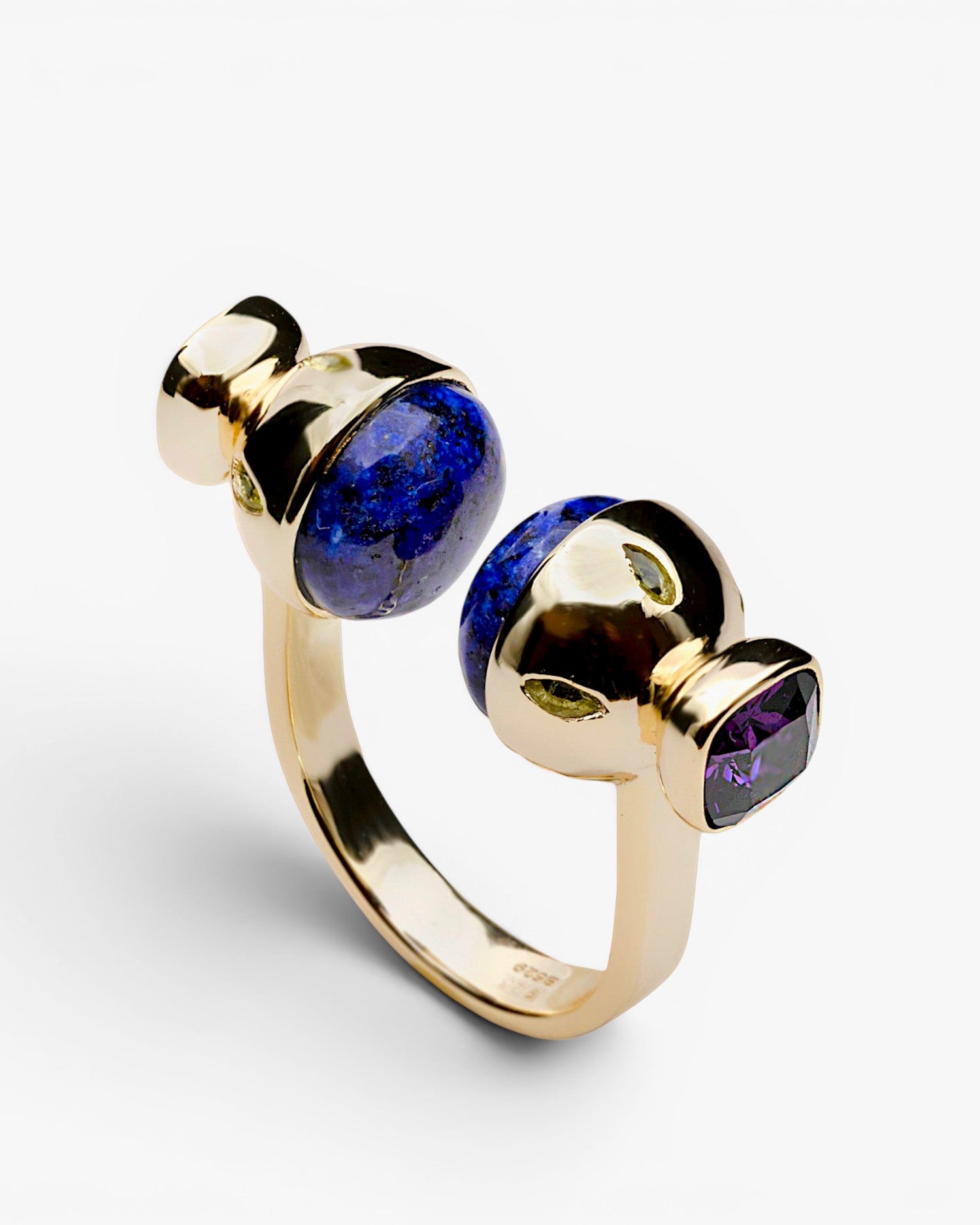 Anillo de diseño con piedras naturales lapislázuli