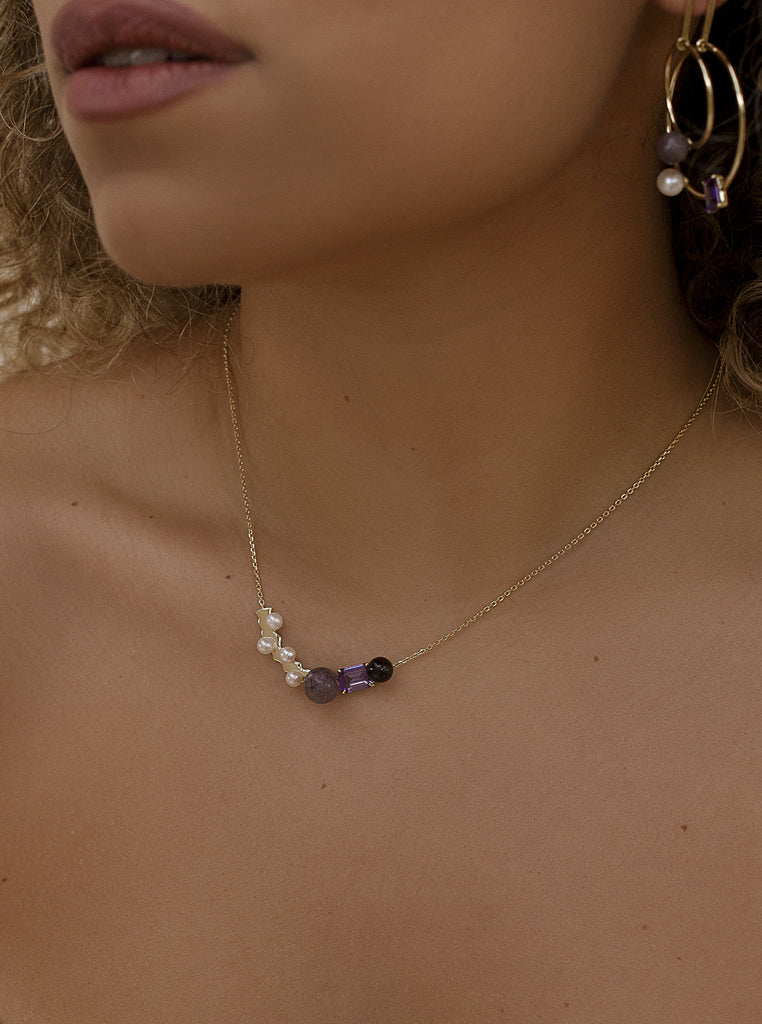 Collares con piedras en tonos morado y negro