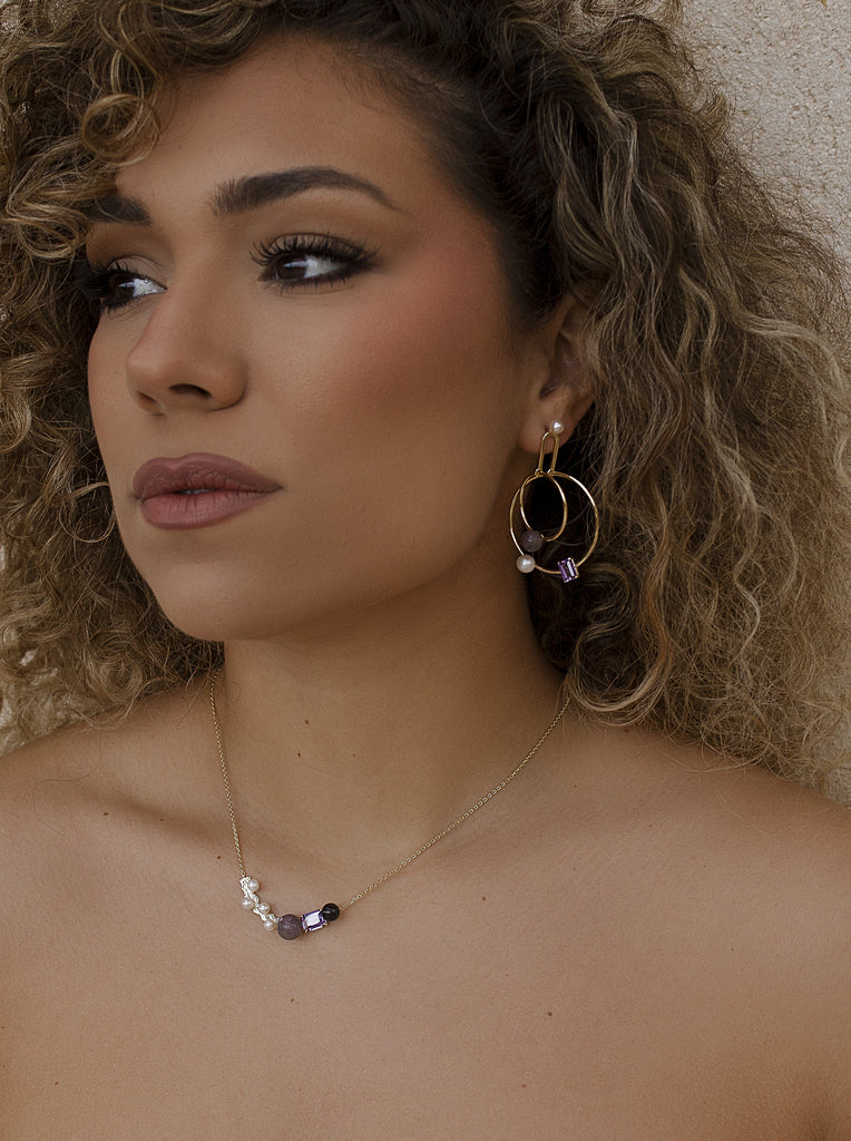 Collares con piedras en tonos morado y negro