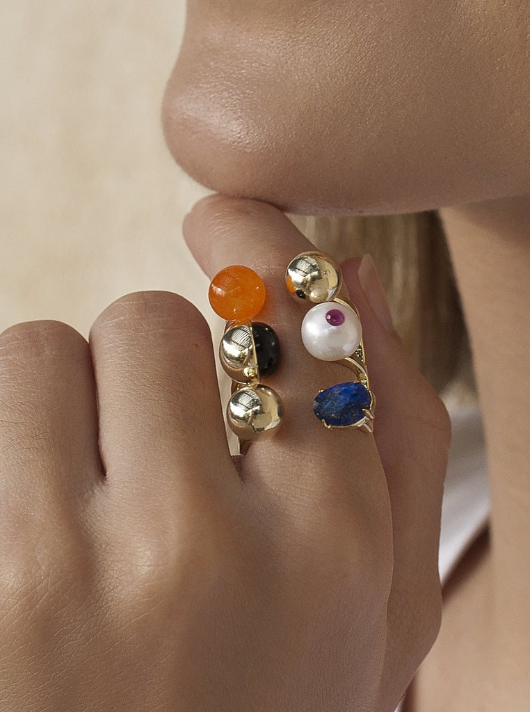 Anillos de diseño con esferas en tonos vibrantes
