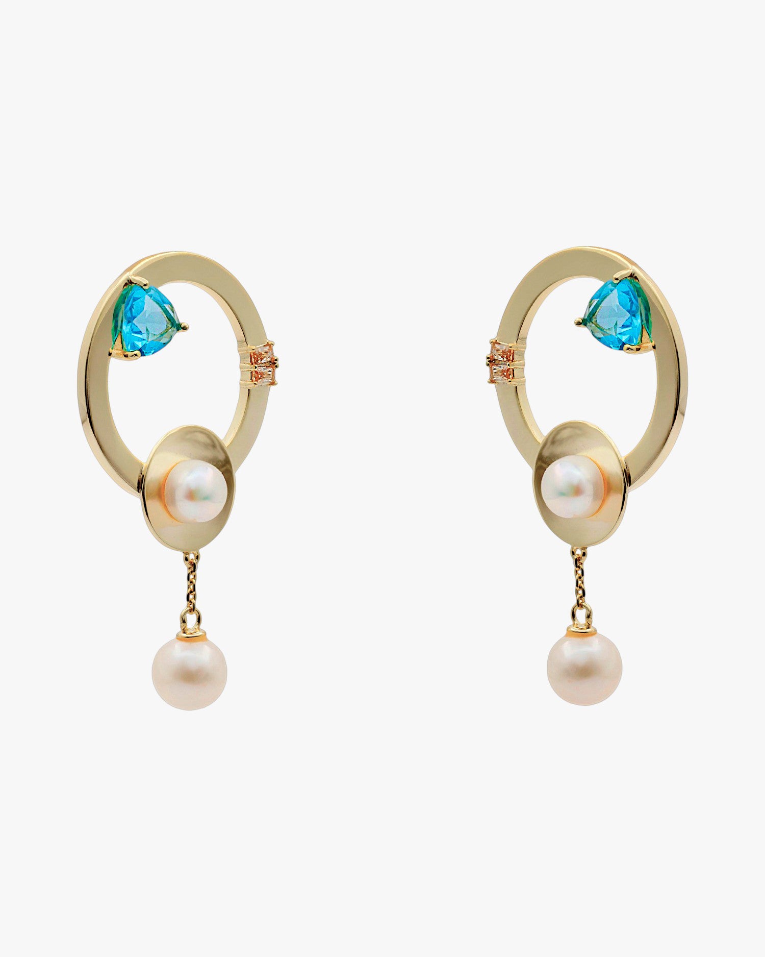 Pendientes originales de plata con un diseño circular con perlas