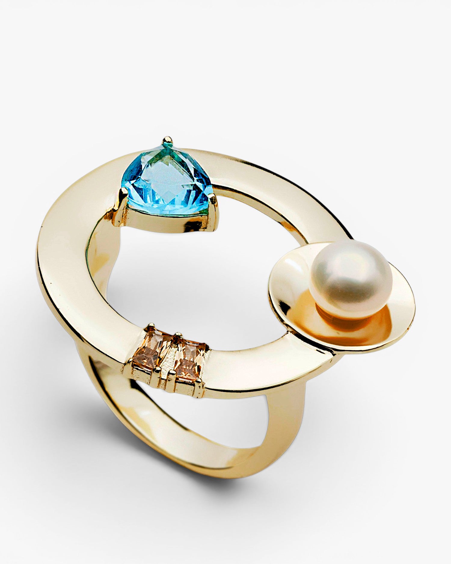 Anillos de diseño con estructura circular en dorado