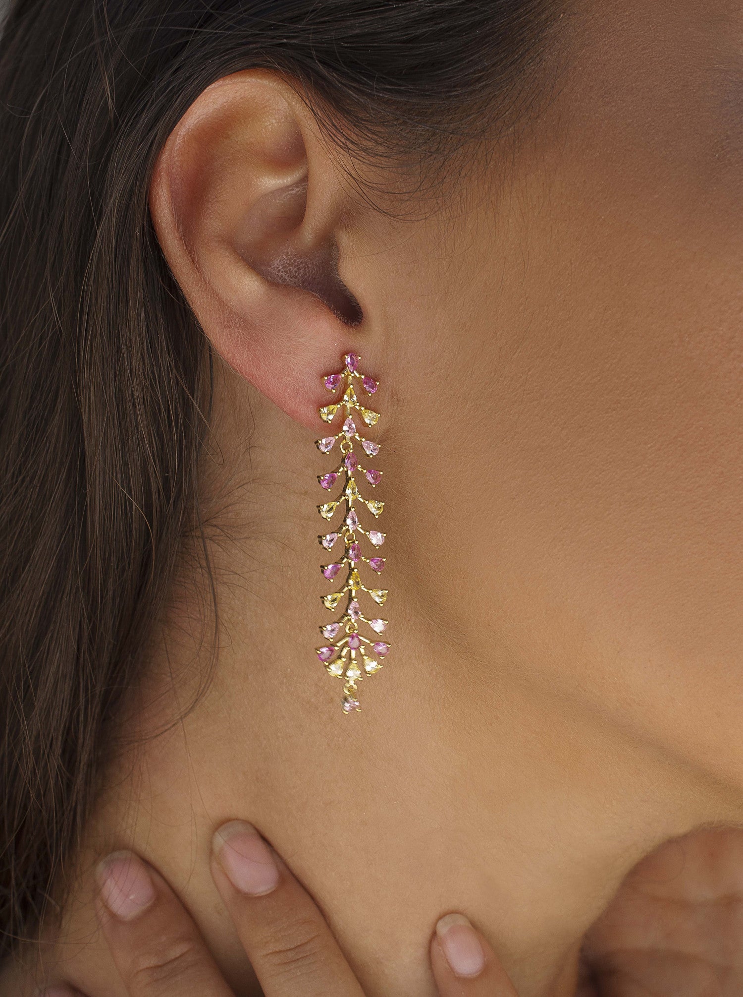 Pendientes largos con piedras tono rosa y amarillo