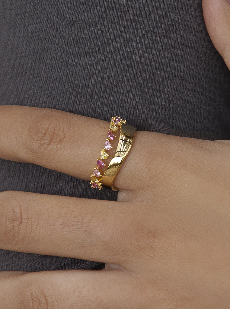 Anillos con piedras tono rosa diseño entrelazado