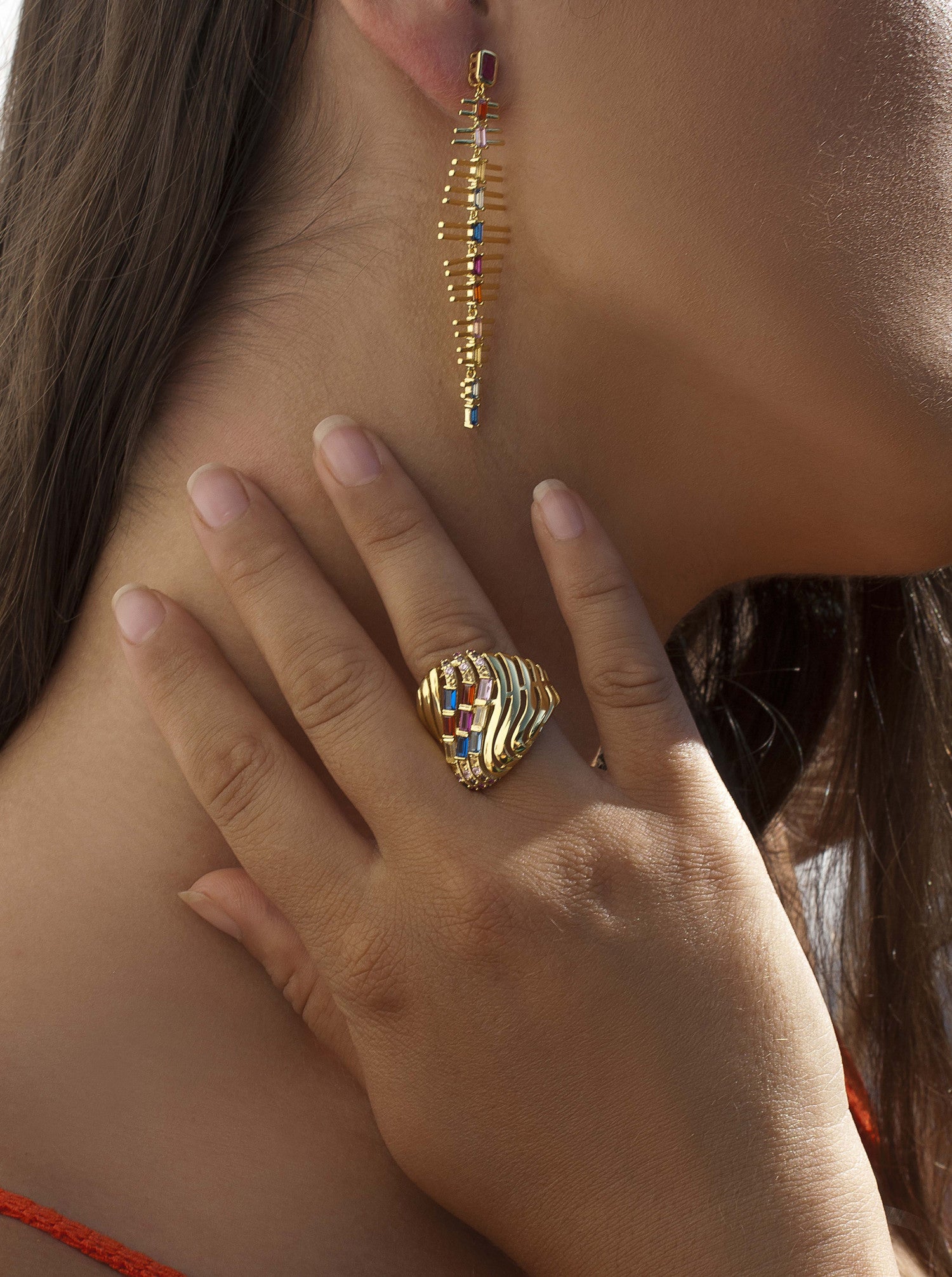 Anillo con piedras ancho efecto espiral