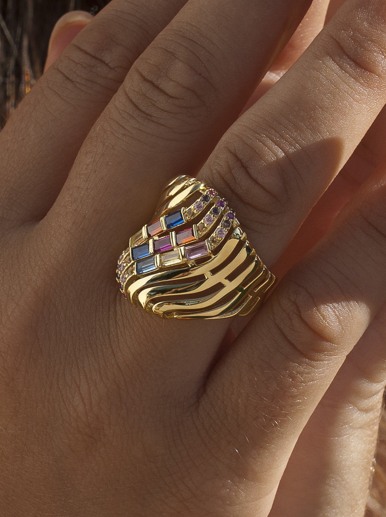 Anillo con piedras ancho efecto espiral