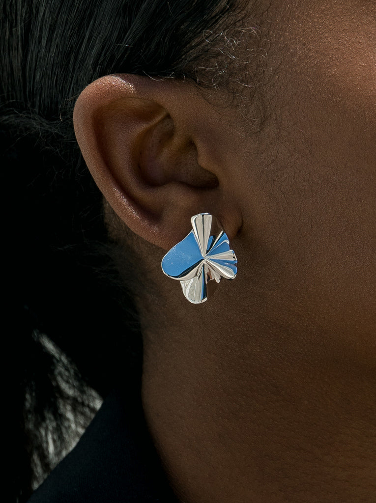 Original earrings with a wavy petal design