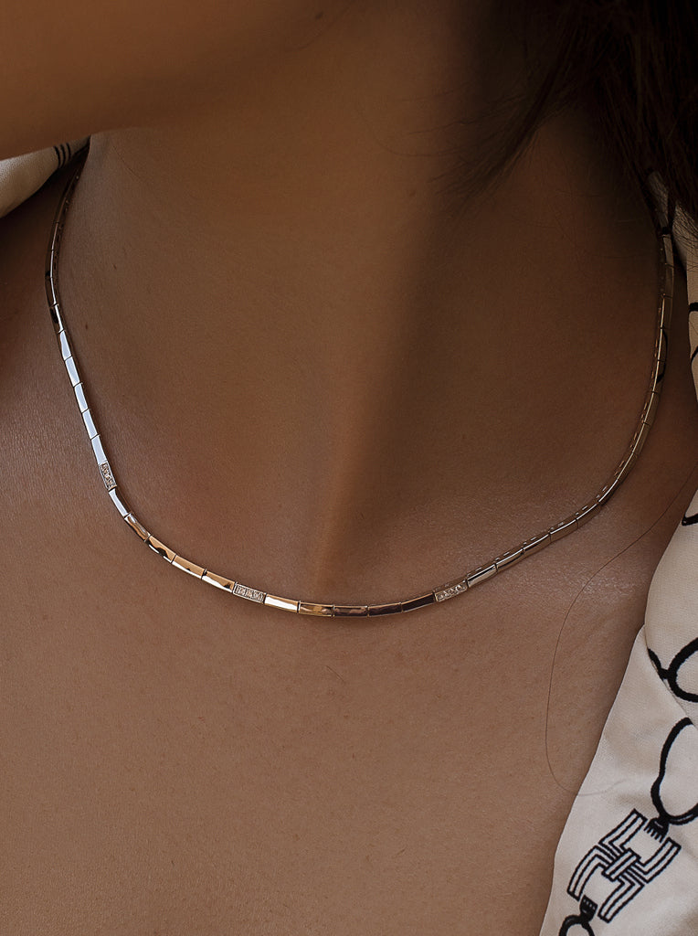 Collar corto de plata diseño semi rígido y circonitas