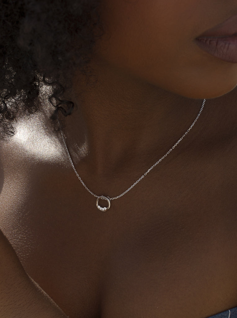 Collar pequeño circulo con mini circonitas
