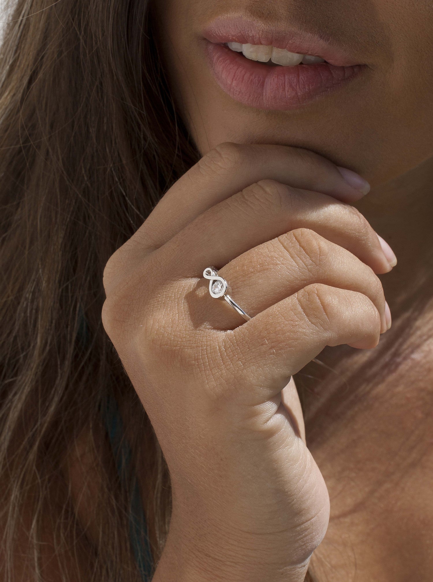 Anillo fino de plata forma lazo con circonita