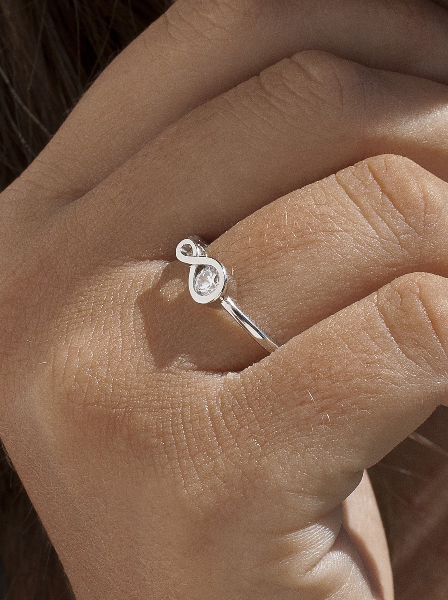 Anillo fino de plata forma lazo con circonita