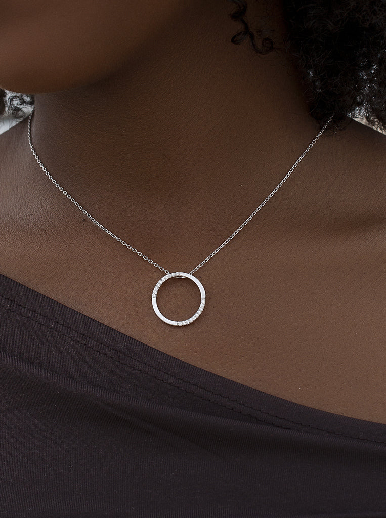 Collar original circulo con circonitas