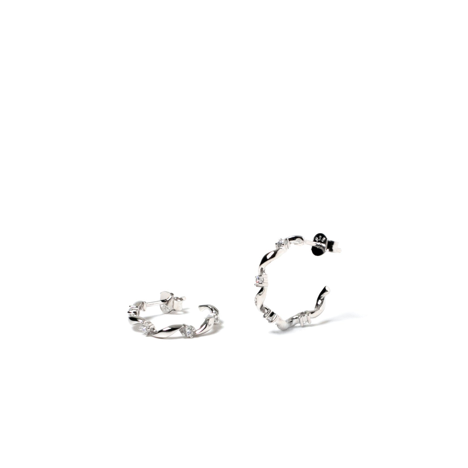 boucle de argent avec zircons ligne irrégulier