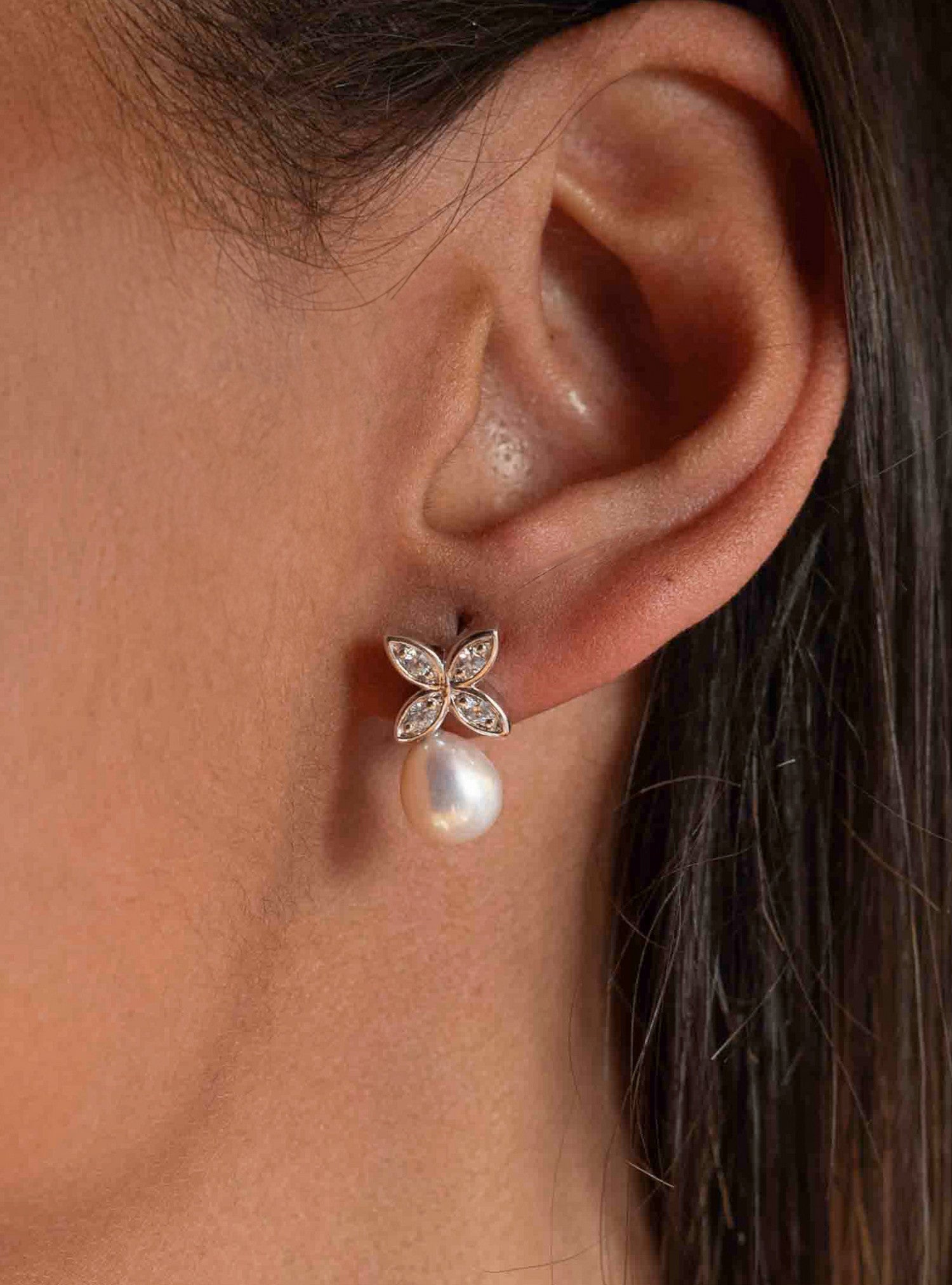 Pendientes de plata con perla blanca y flor de circonitas