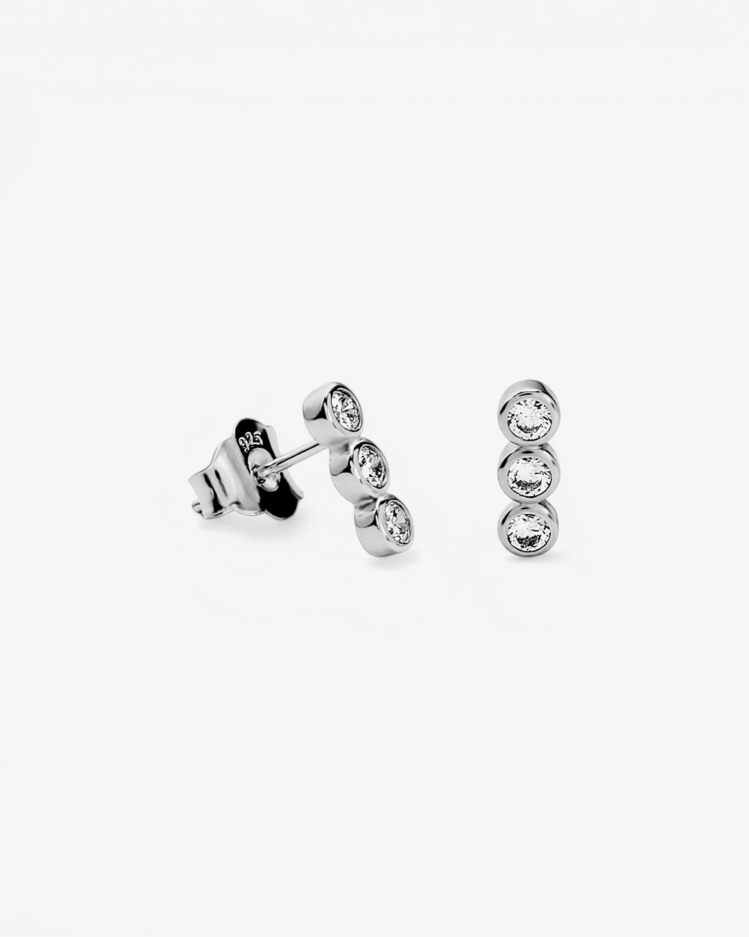 Pendientes pequeños con tres circonitas