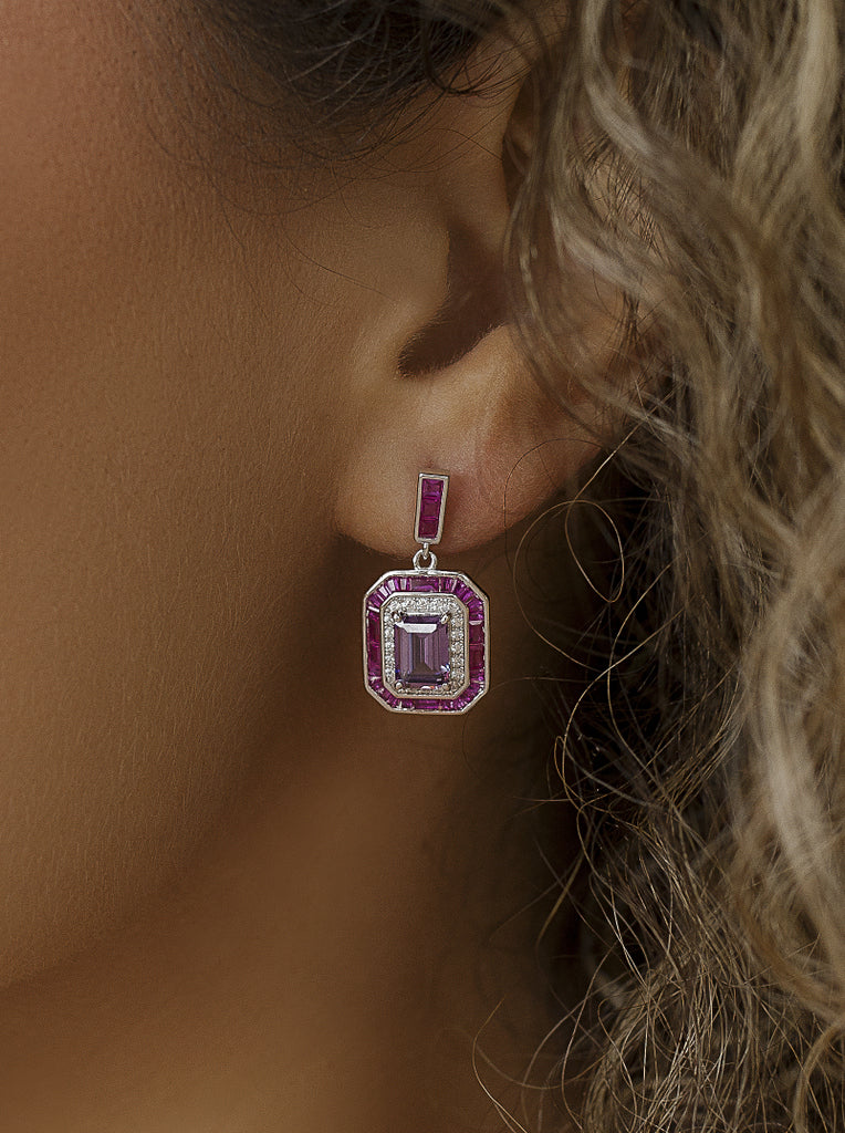 Boucles d'oreilles ornées de pierres colorées dans les tons améthyste et fuchsia