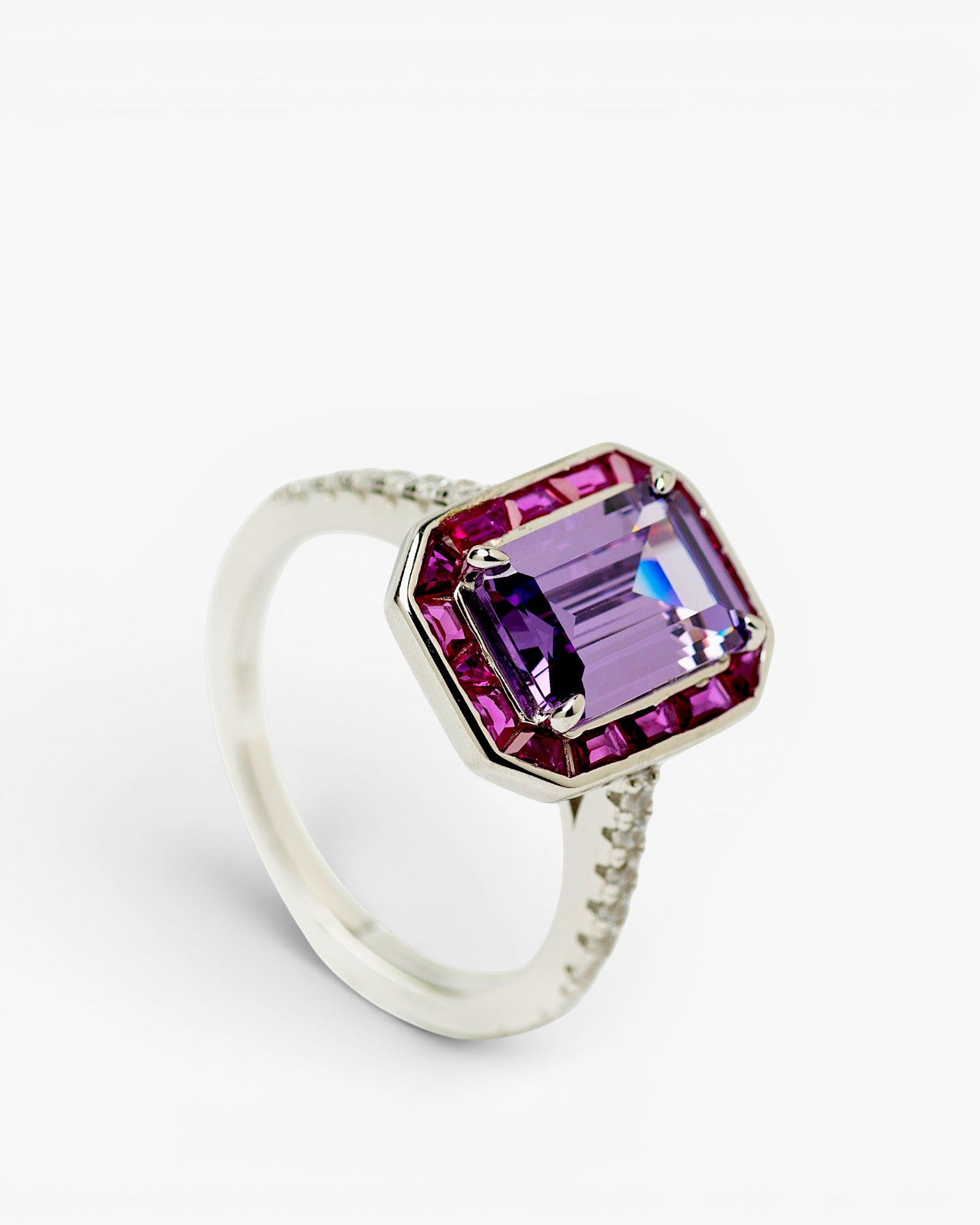 Anillos con piedras talla esmeralda tono amatista